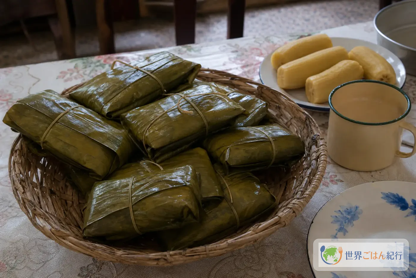 葉包みのコキをかごに入れ、プランテンと並べた食卓