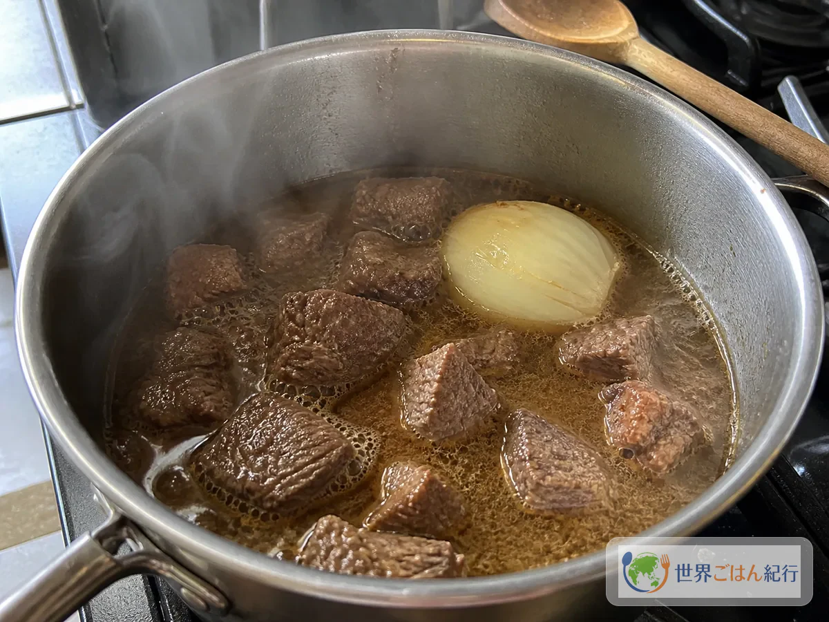 手順1: 牛肉を煮て、煮汁を取る
