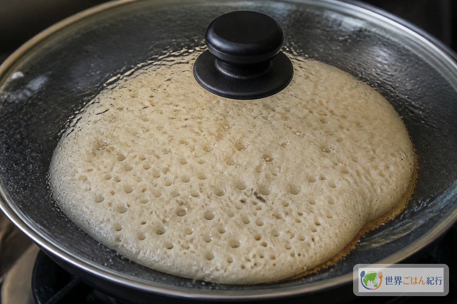 透明なふたの下でカンジェロの表面に穴が開き、片面だけ焼き上がっていく工程