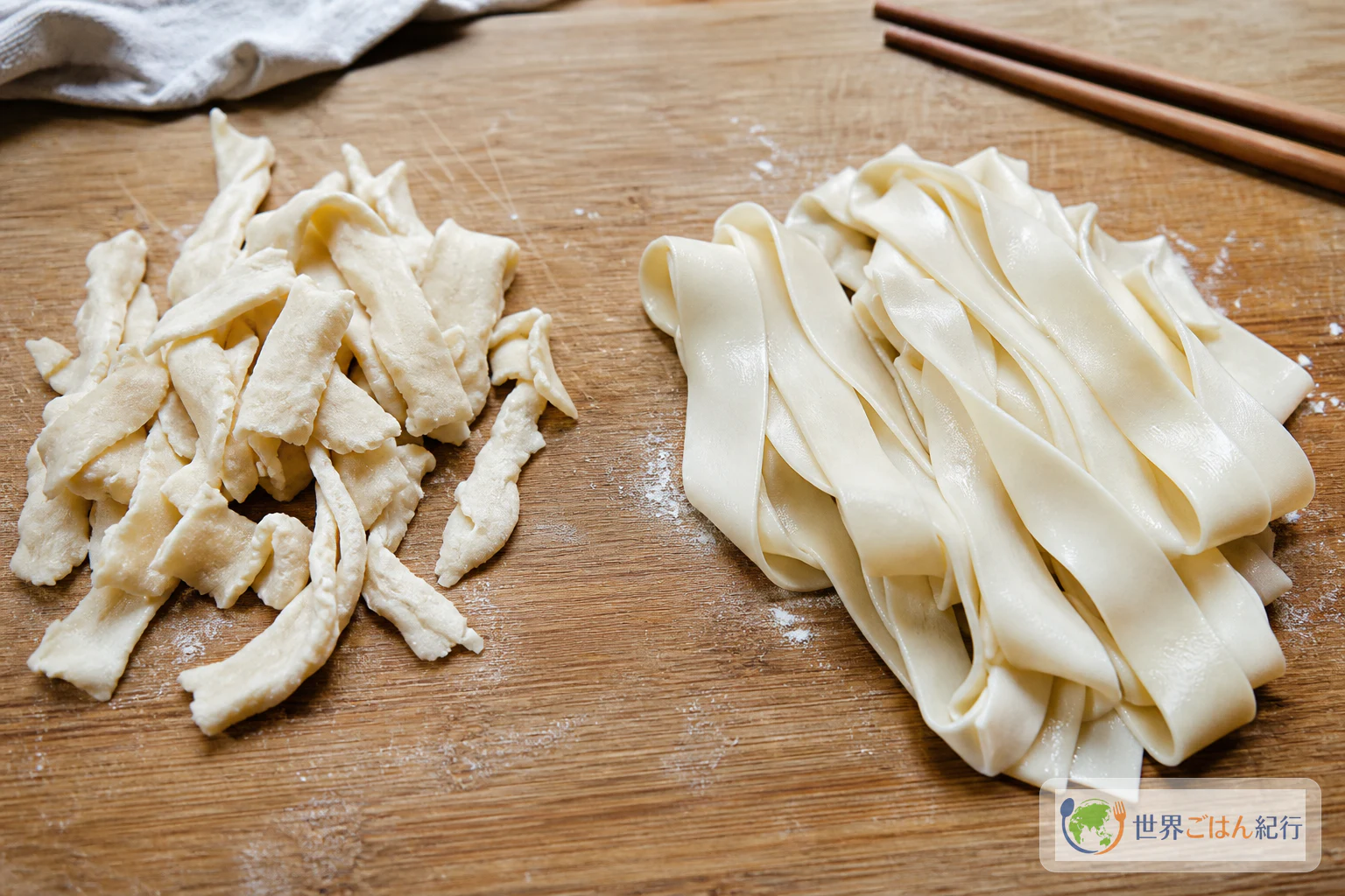裂けた短い麺と、なめらかに伸びた幅広麺を並べたビャンビャン麺の失敗比較