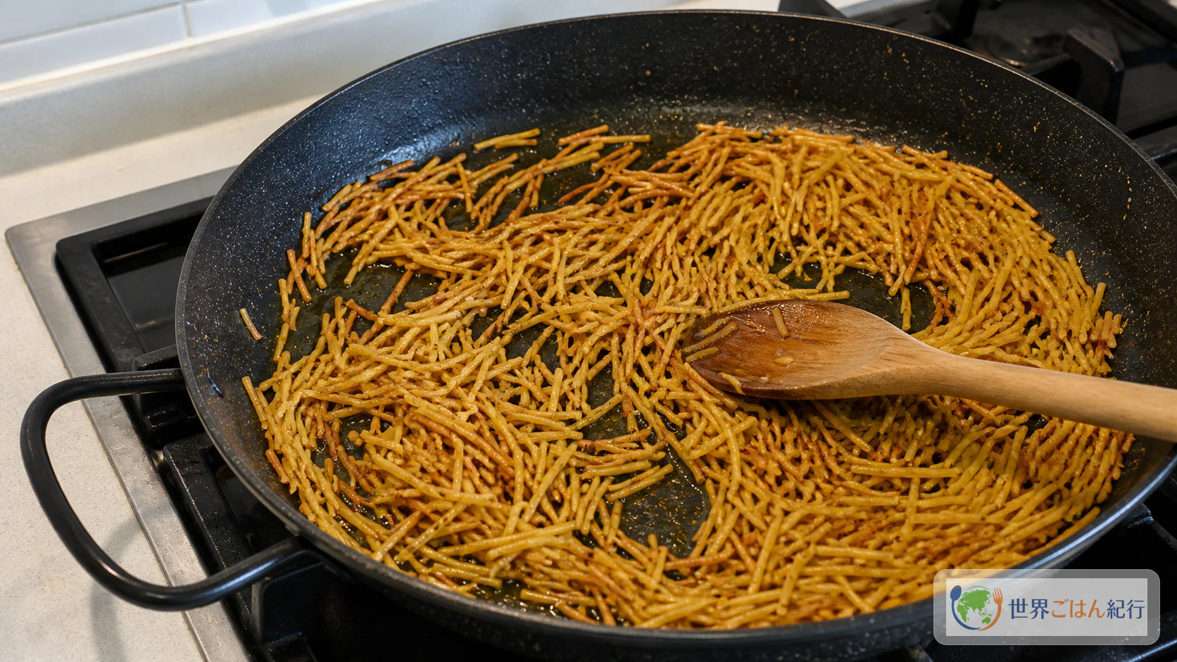 手順1: 麺を短く折って炒める