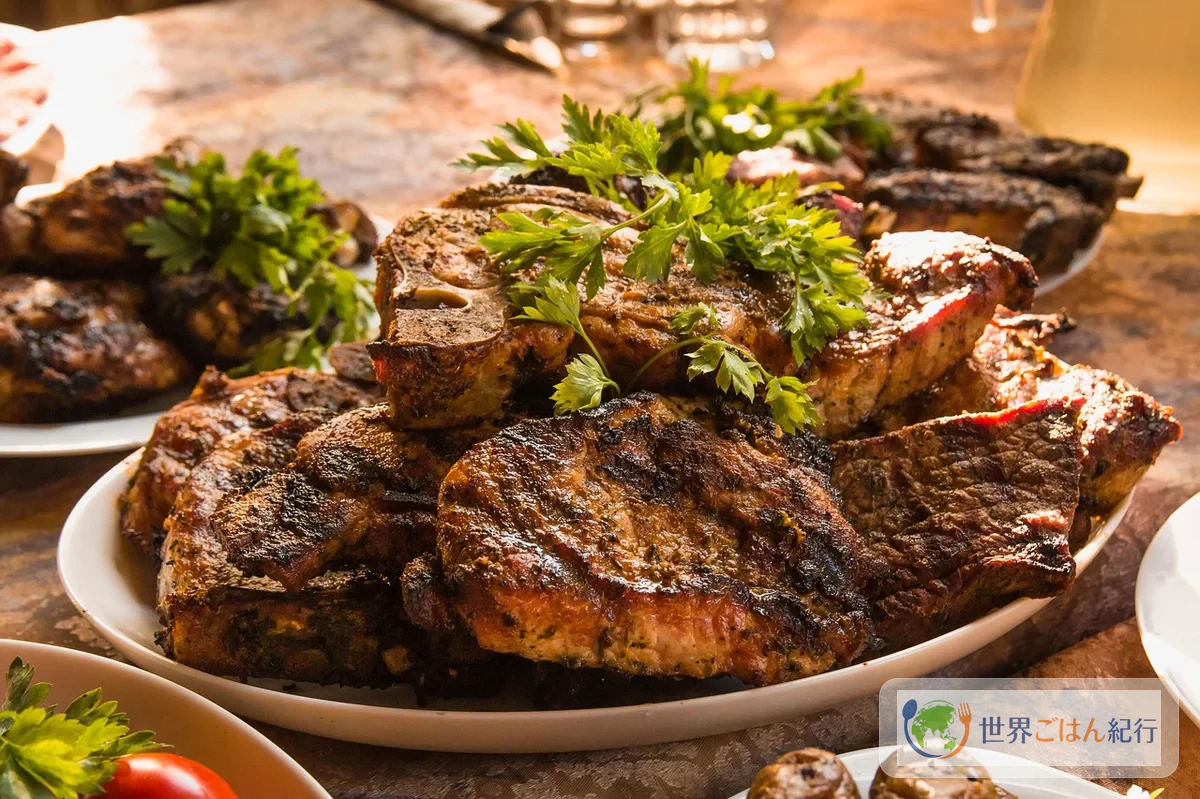 シュラスコの完成盛り付け。スライスした肉とヴィナグレッチ、ファロファが並ぶ