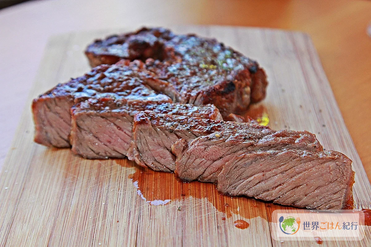 シュラスコの肉と一緒に並ぶヴィナグレッチと付け合わせ