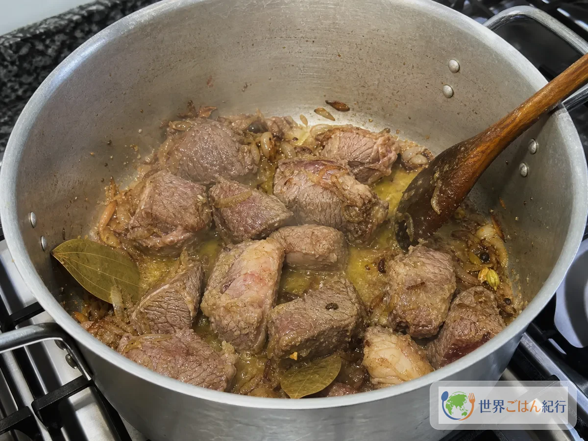 手順3: 肉とスパイスを焼き付ける