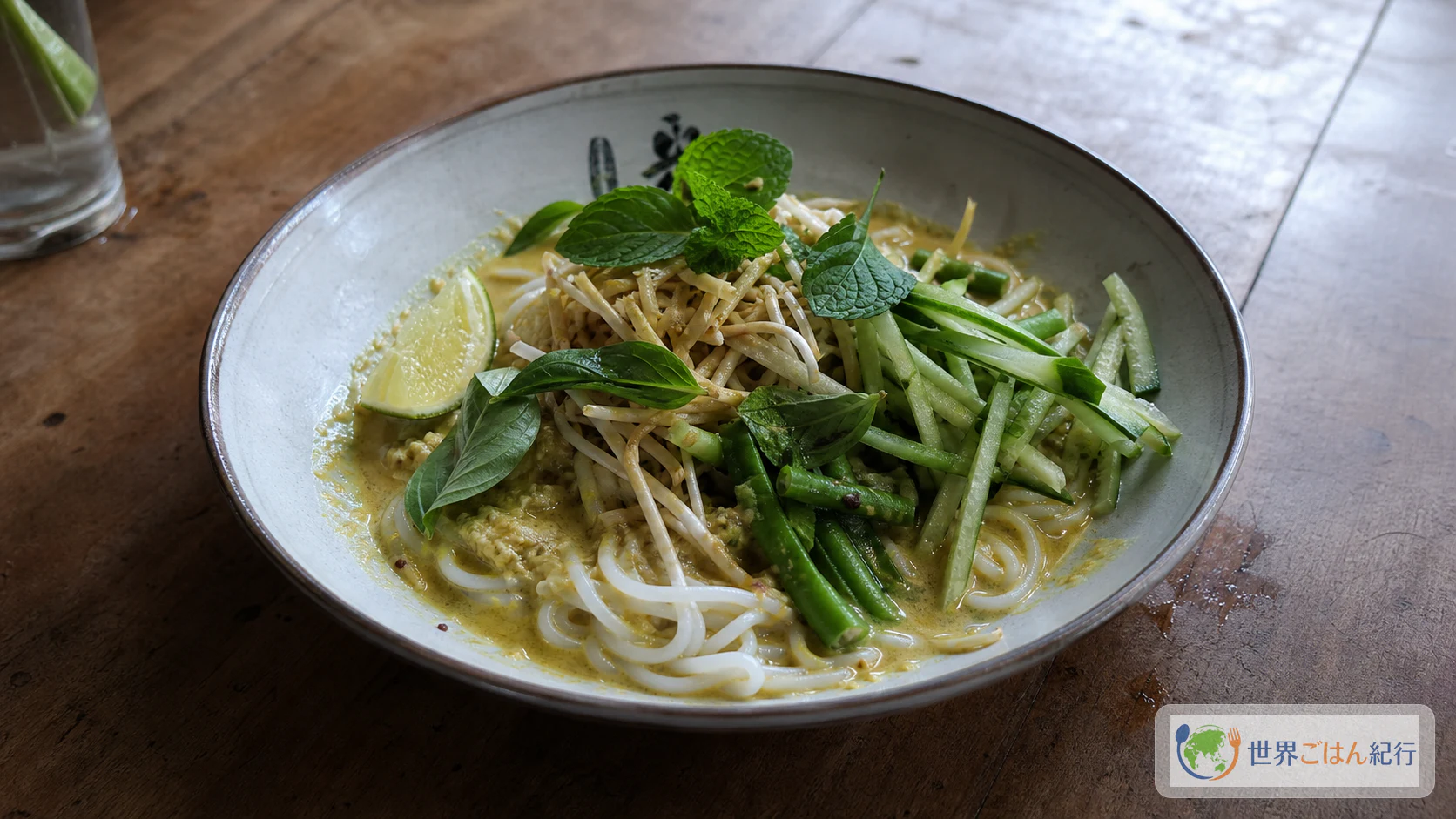米麺に魚の香味スープ、きゅうり、もやし、いんげん、ハーブをのせたカンボジアのノムバンチョック