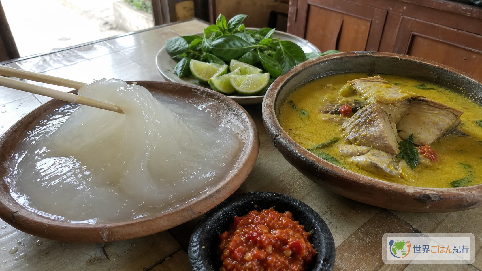 透明なサゴ粥のパペダと黄色い魚スープを並べたマルクとパプアの食卓
