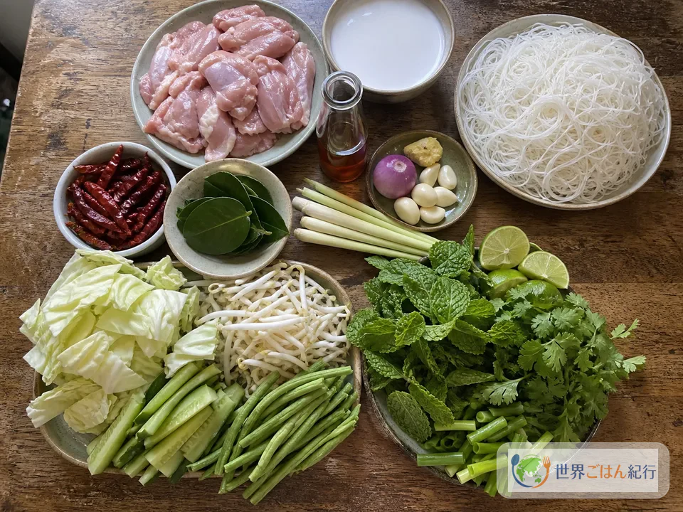 鶏もも肉、米麺、ココナッツミルク、レモングラス、こぶみかんの葉、魚醤、生野菜を並べた材料