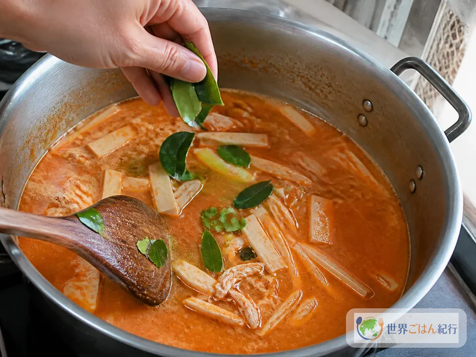 手順5: だしと鶏肉を合わせ、葉を最後に入れる（10分）