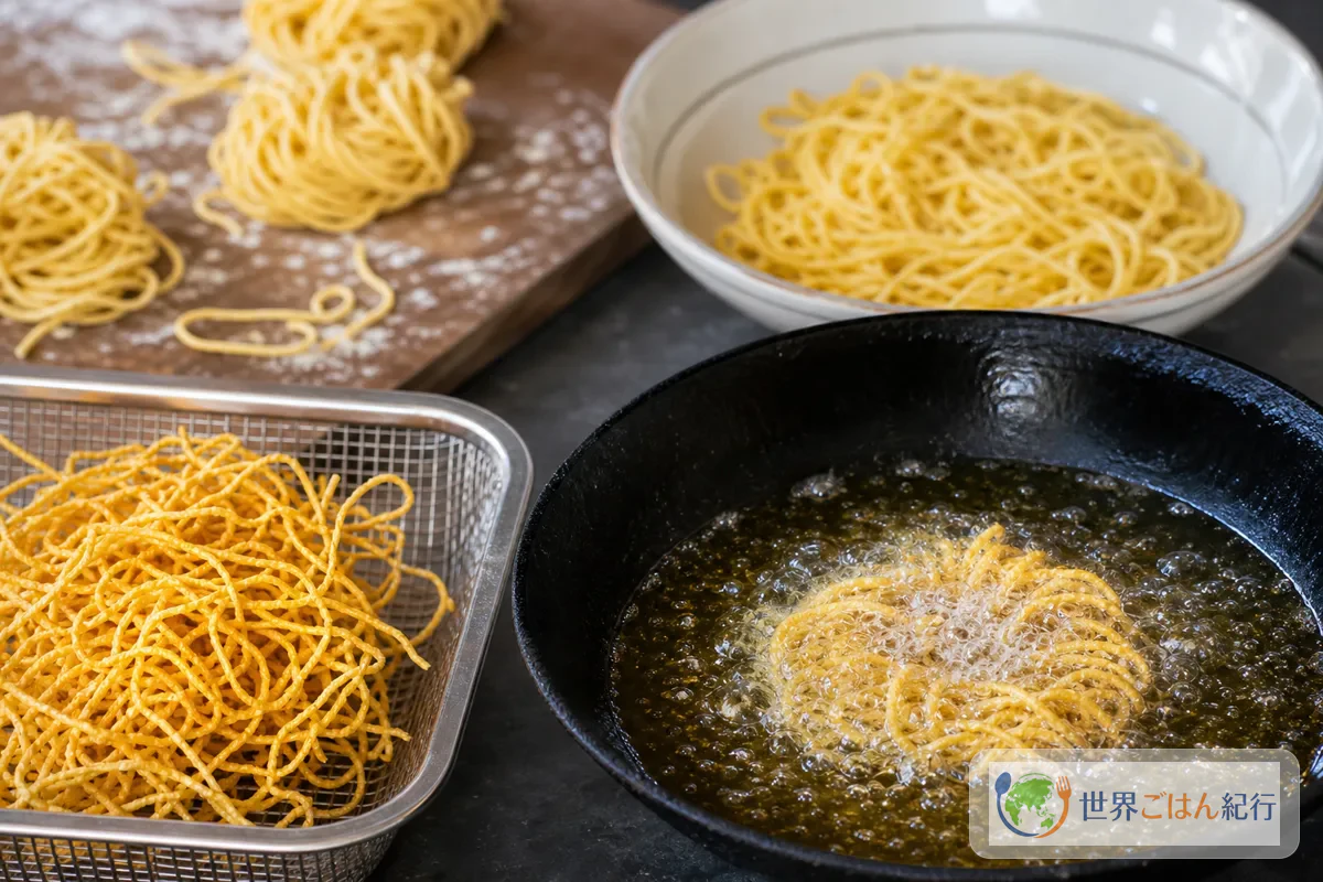 手順4: 揚げ麺を作る(8分)
